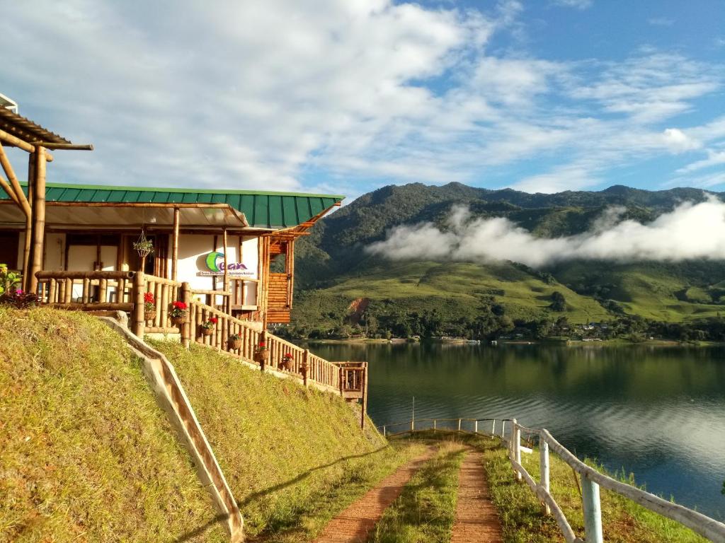 Hospedaje CLUB CEAN a orilla del Lago Calima