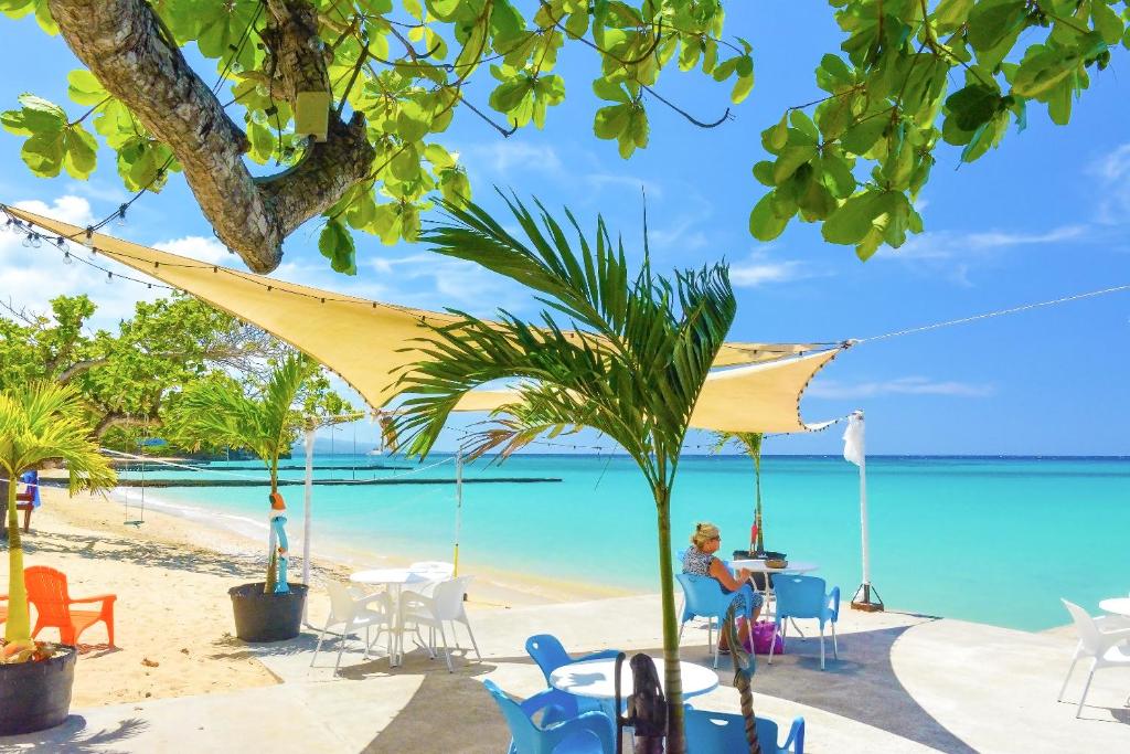Sand and Tan Beach Hotel photo 4