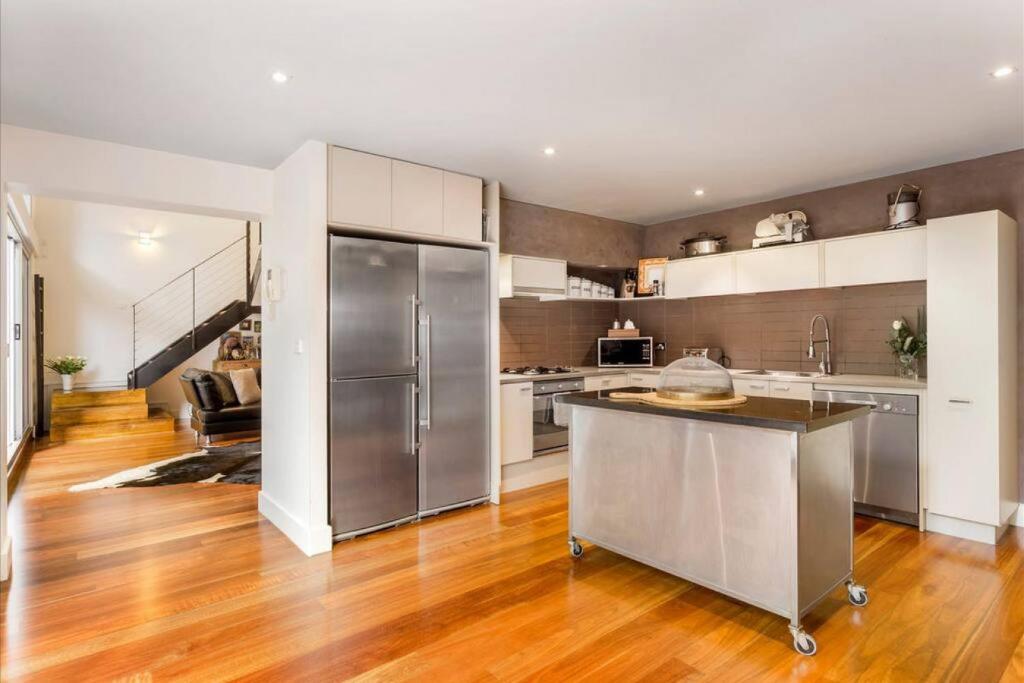 Spacious 4 brm Gem right in the heart of the city photo 2