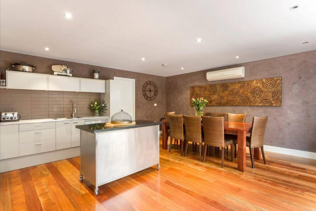 Spacious 4 brm Gem right in the heart of the city photo 3