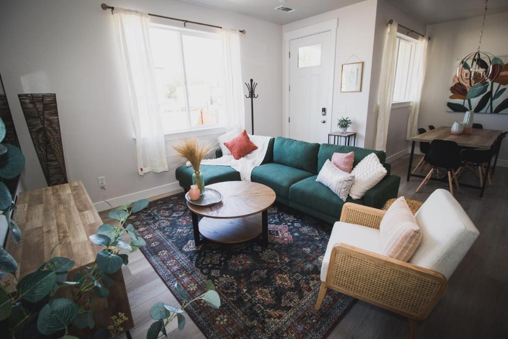 Modern 3BR Condo with Garage - Family-Friendly in West Greeley