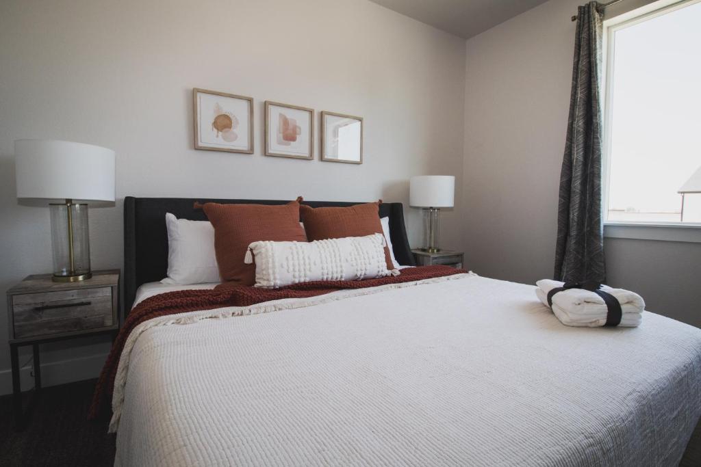 Modern 3BR Condo with Garage - Family-Friendly in West Greeley photo 3