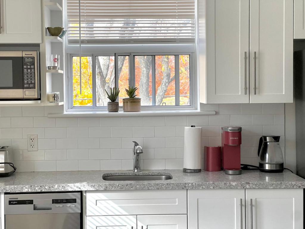 Central Burlington Apartment Elegant & Brand New photo 4