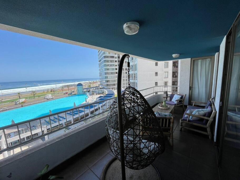apartamento con vista al mar y piscina. photo 1