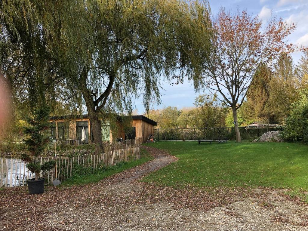 Trendy chalet aan visvijver photo 4