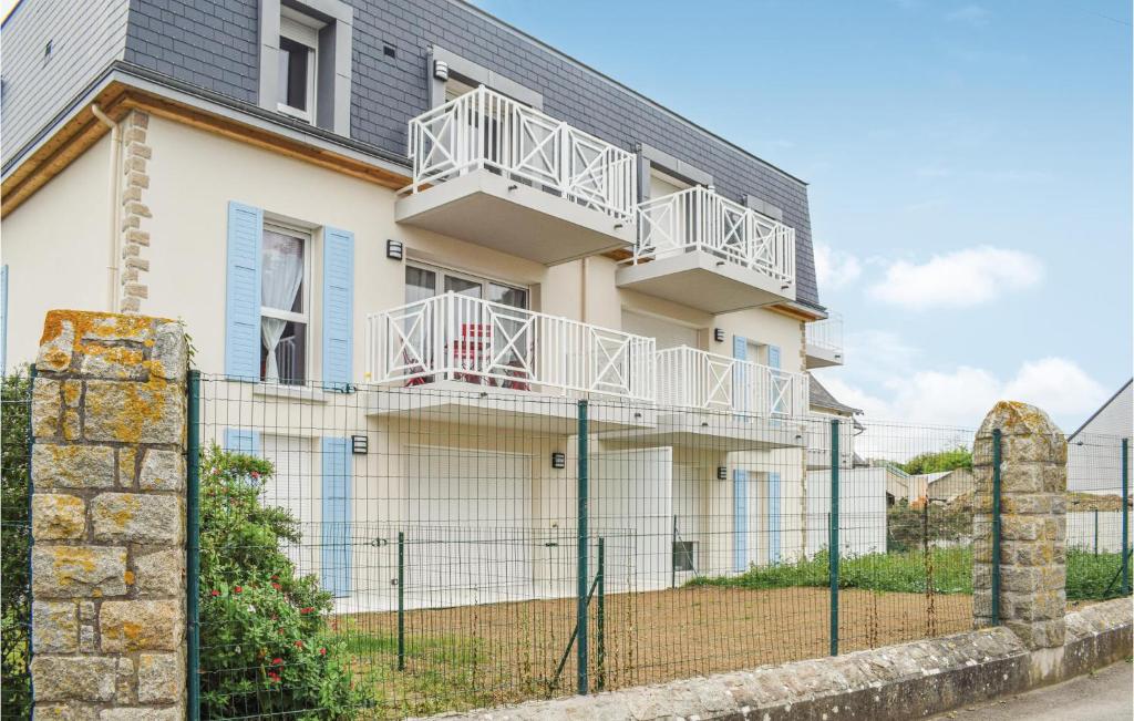 Amazing Apartment In Saint Quay Portrieux With 2 Bedrooms And Wifi