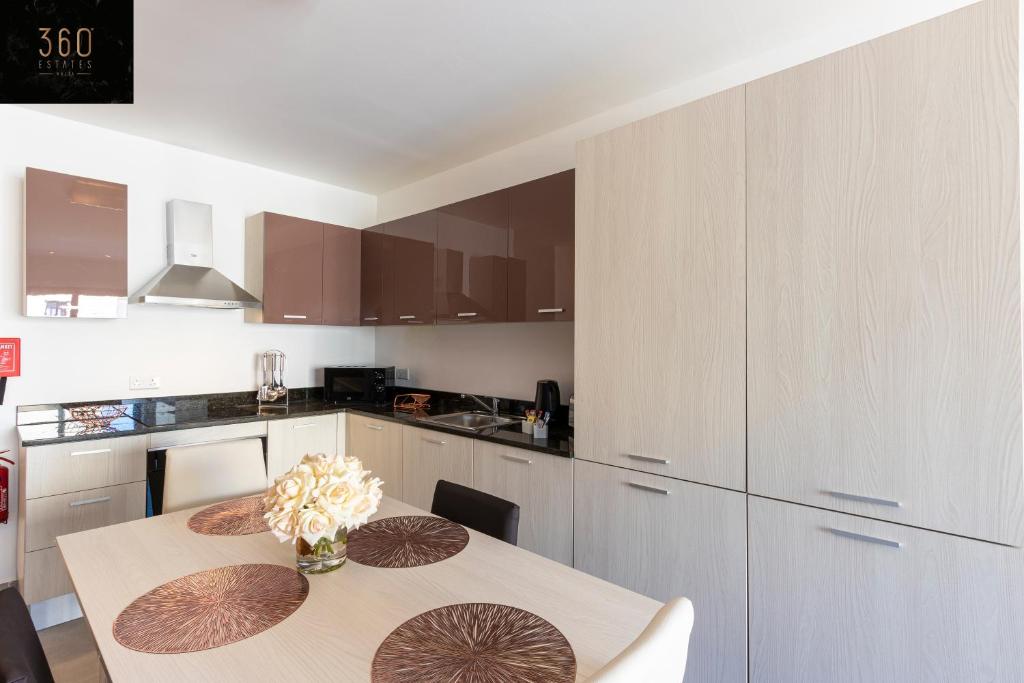 High-End central APT with comfy BED & Super WIFI by 360 Estates photo 2