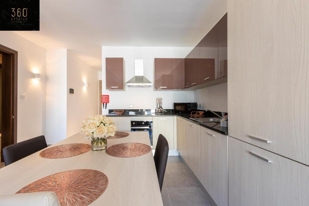 High-End central APT with comfy BED & Super WIFI by 360 Estates photo 3