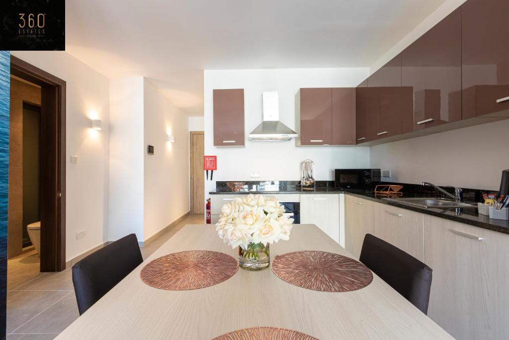 High-End central APT with comfy BED & Super WIFI by 360 Estates photo 4