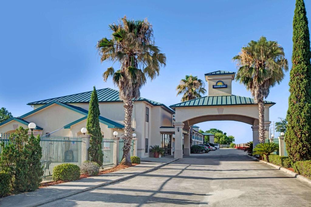 Days Inn & Suites by Wyndham Houston North/Spring image