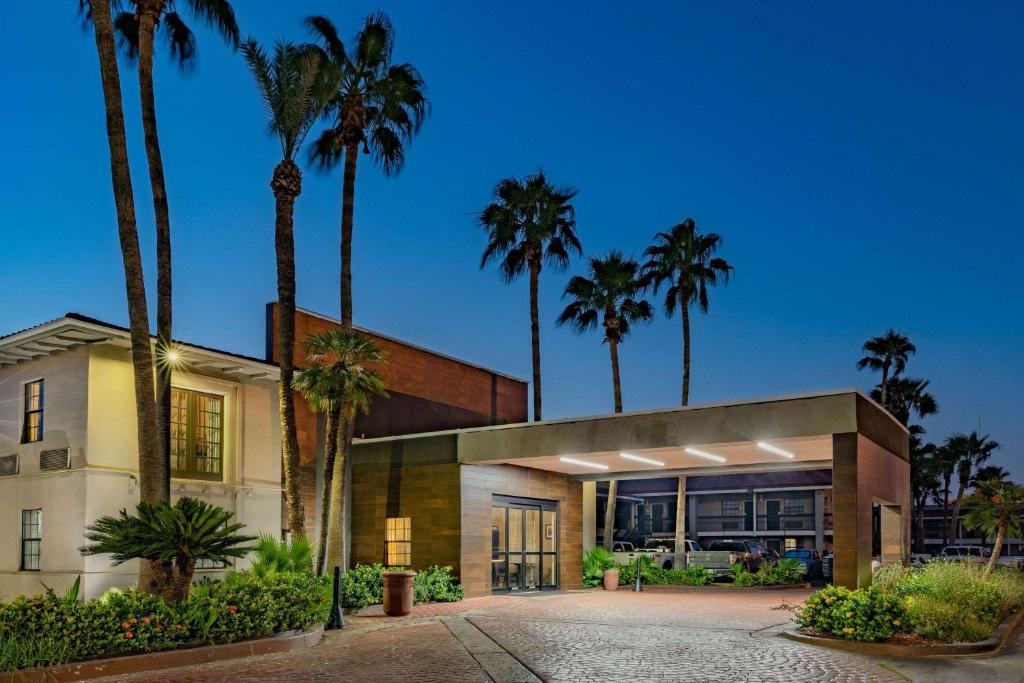 La Quinta Inn by Wyndham Laredo I-35 image