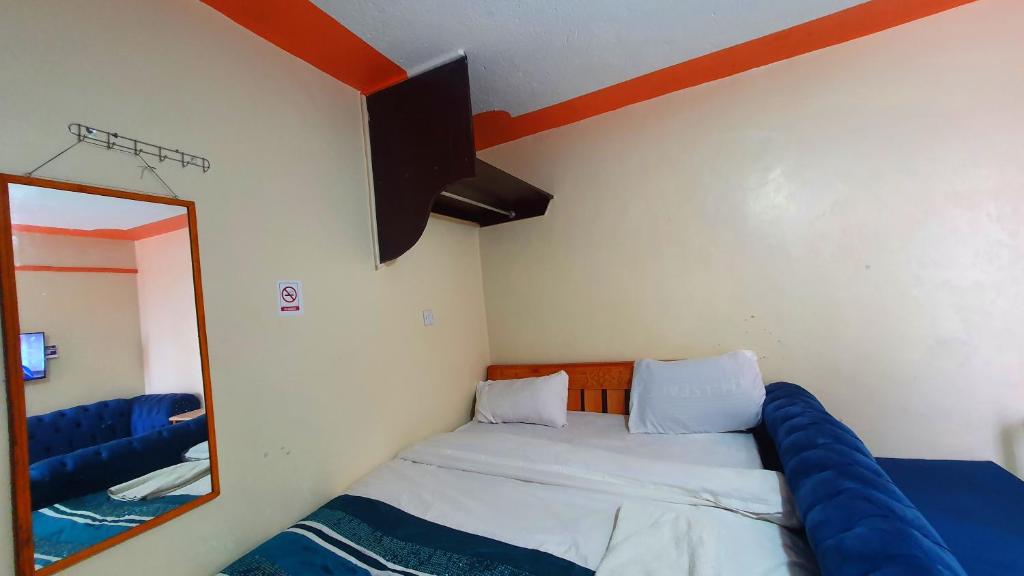 Lola's Nest along the Highway - Free Parking, Wifi, Netflix & Rooftop views photo 4