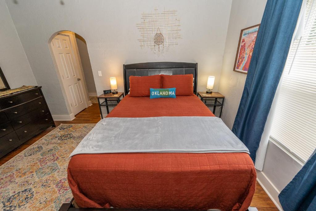 The Cozy, Fiber Internet, Roku TVs, Washer & Dryer, Near DT Chickasha & Leg Lamp! photo 2