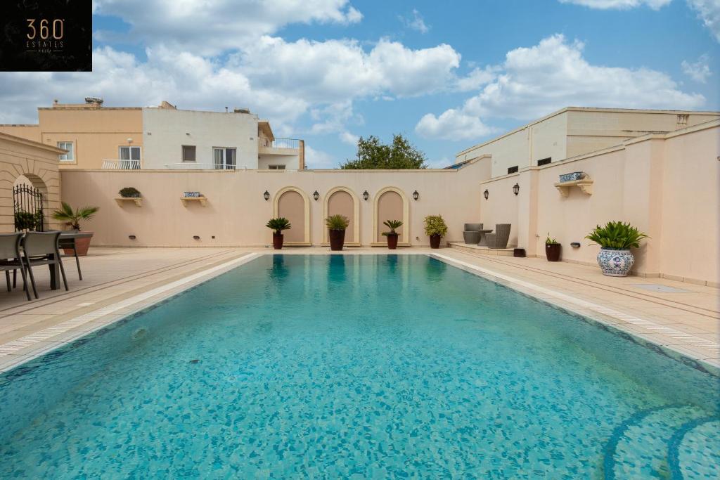 LUX VILLA with amazing BBQ, Pool Area & WIFI by 360 Estates photo 3