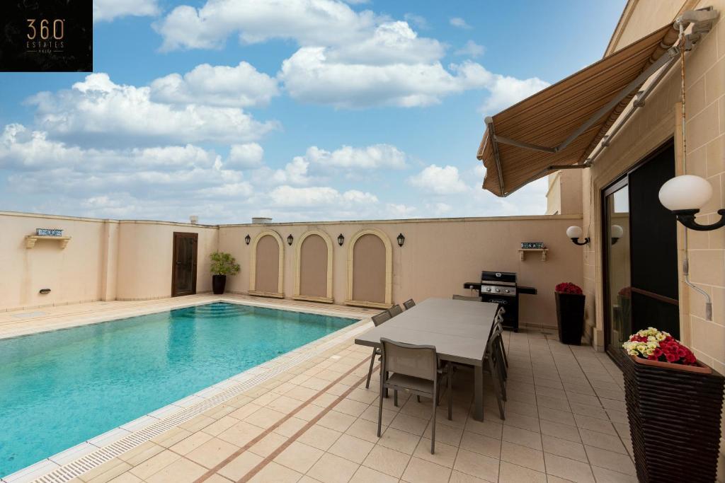 LUX VILLA with amazing BBQ, Pool Area & WIFI by 360 Estates photo 4