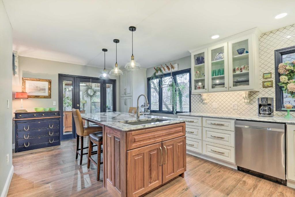 Riverfront Zanesville Getaway with Private Bar! photo 2