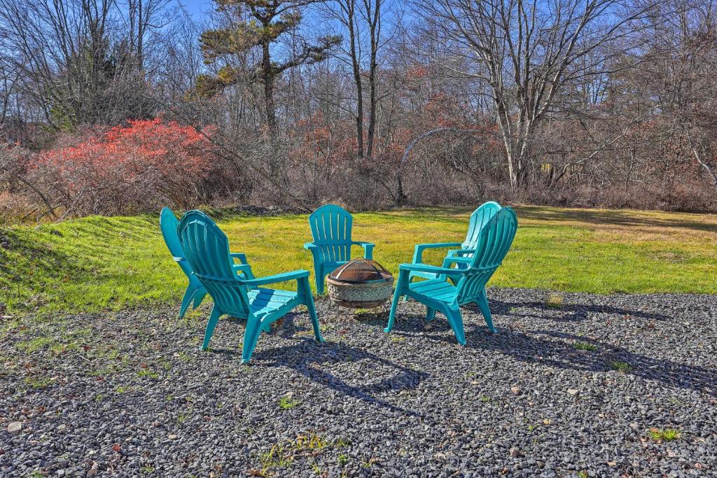 Peaceful Poconos Home with Lake and Pool Access! photo 1