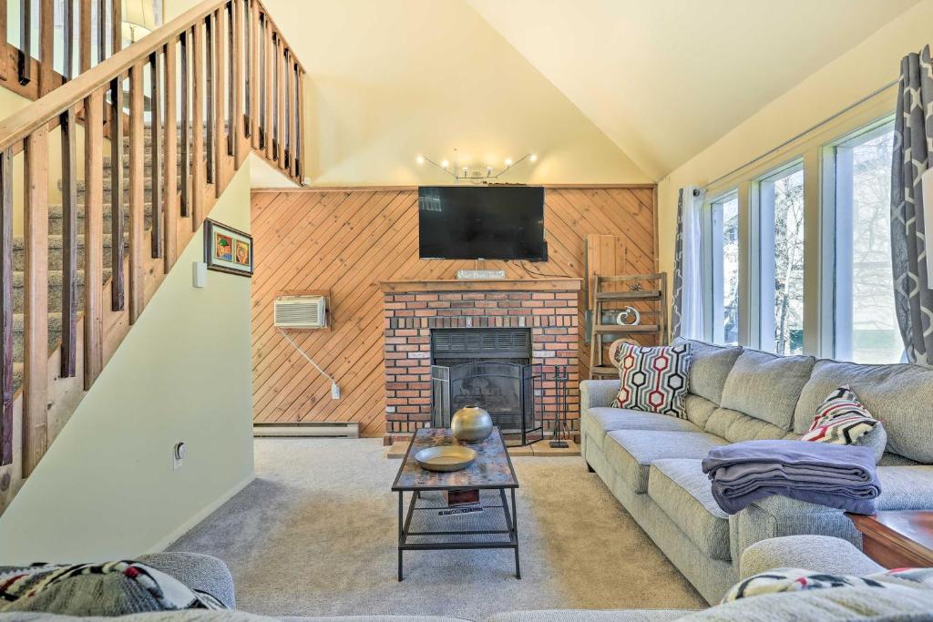 Peaceful Poconos Home with Lake and Pool Access! photo 3