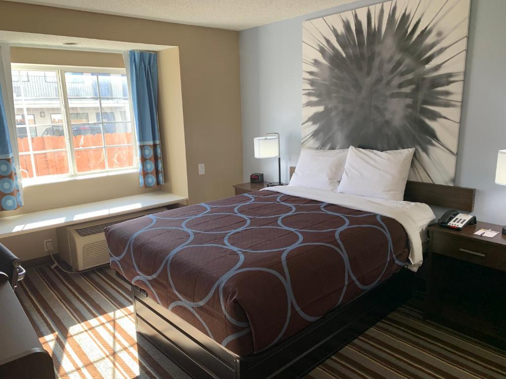 Super 8 by Wyndham Joliet - Tap to explore photos