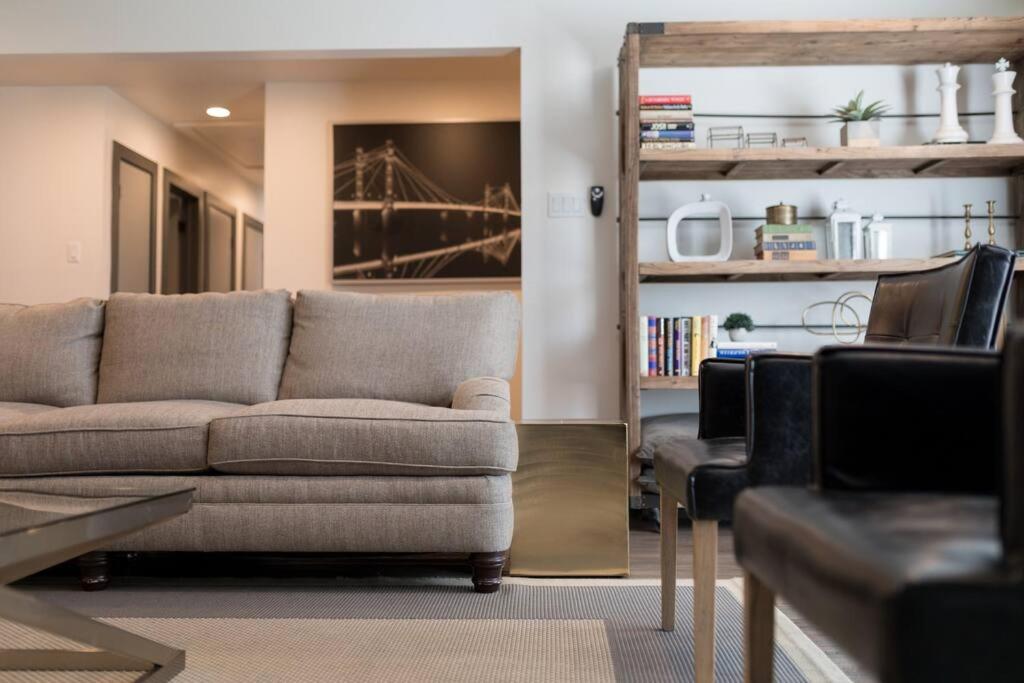 Modern and fully updated 3 bedroom home photo 1