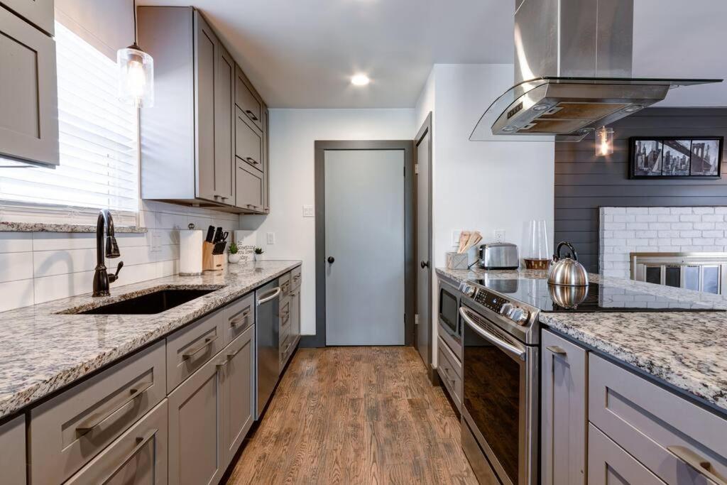 Modern and fully updated 3 bedroom home photo 2