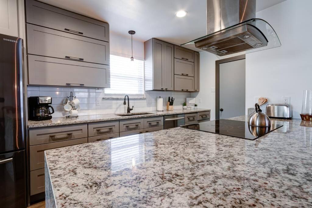 Modern and fully updated 3 bedroom home photo 3
