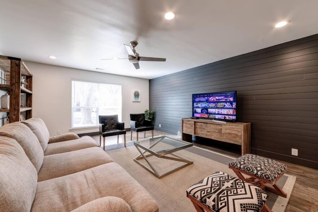 Modern and fully updated 3 bedroom home photo 4
