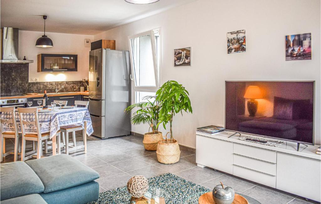 Amazing Apartment In Saint Quay Portrieux With 2 Bedrooms And Wifi photo 2