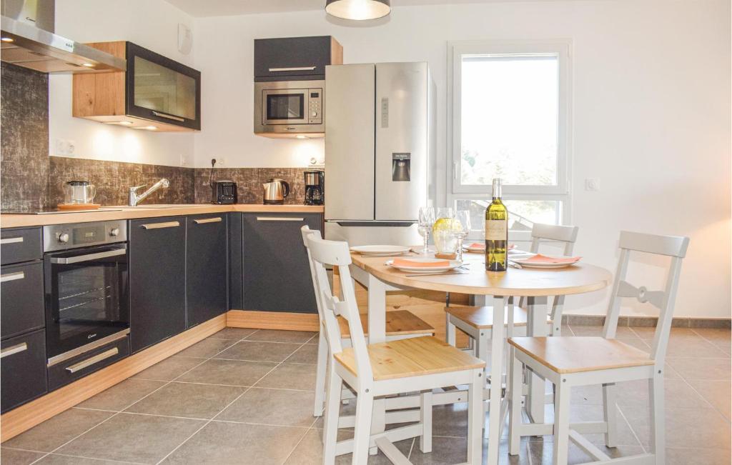 Amazing Apartment In Saint Quay Portrieux With 2 Bedrooms And Wifi photo 4