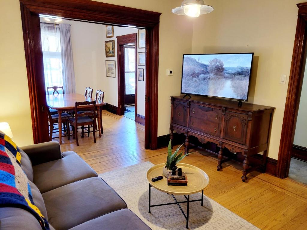 Dundurn Dwelling-Charming Century Home photo 4