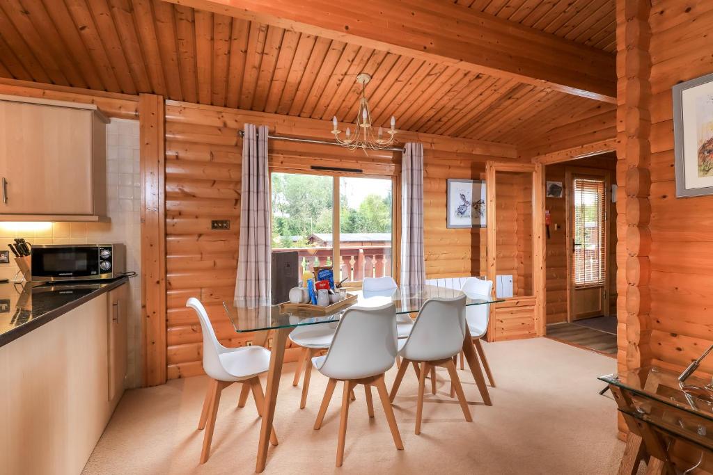 South Winchester Lodges - Tap to explore photos