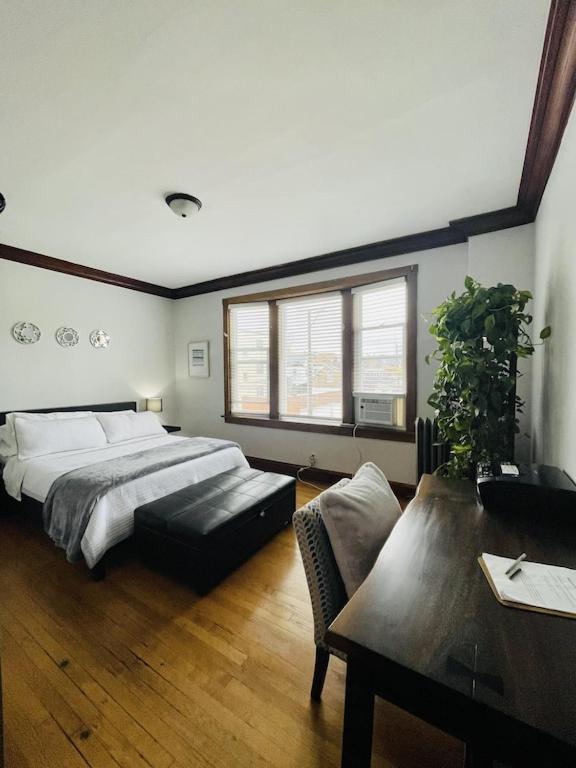 The Karlov. Gorgeous ,spacious 2BD/ 1BA w/ Parking photo 3