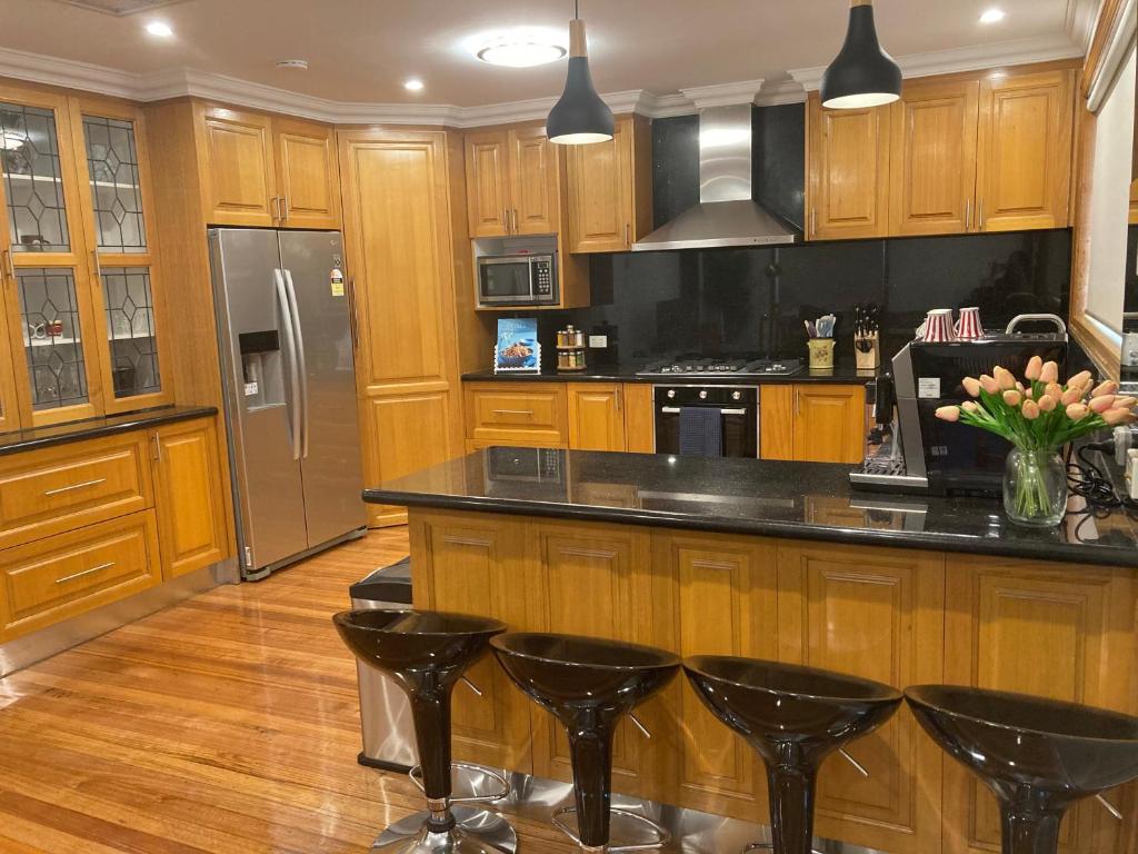 Style/Comfort/Spacious 4 bedroom house plus study photo 4