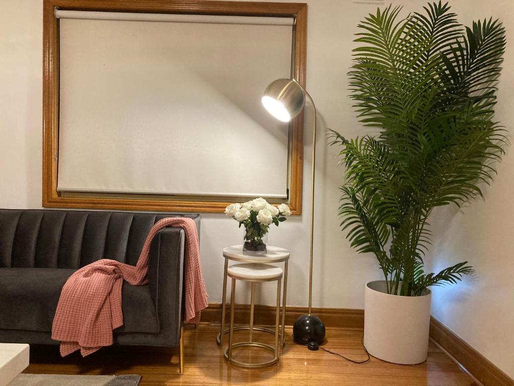Style/Comfort/Spacious 4 bedroom house plus study photo 2