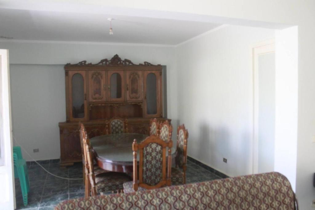 Spacious 5-Bed House in Alamein with Large garden photo 3