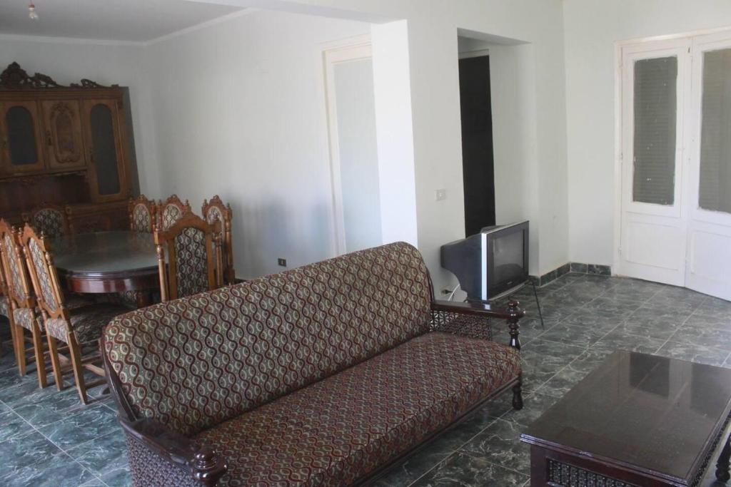 Spacious 5-Bed House in Alamein with Large garden photo 4