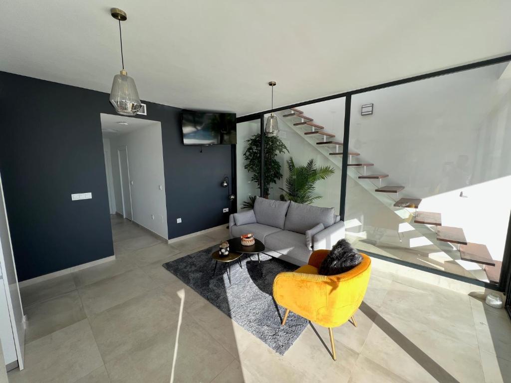 Outstanding 2 bed apartment with rooftop sea views photo 4