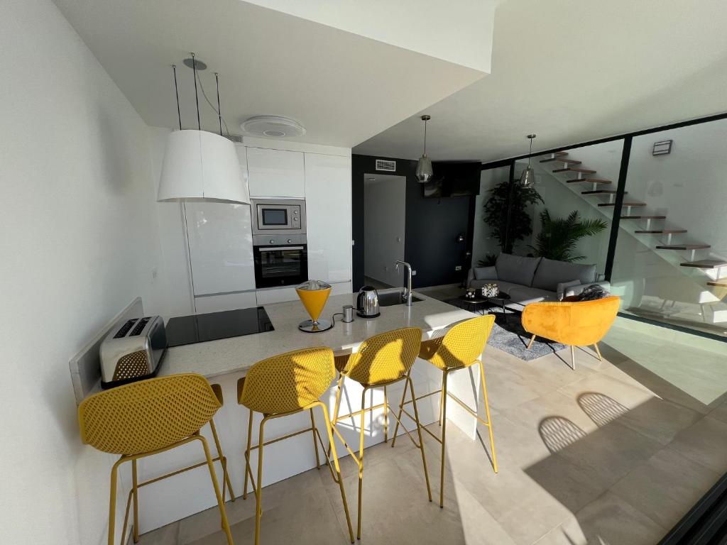 Outstanding 2 bed apartment with rooftop sea views photo 3
