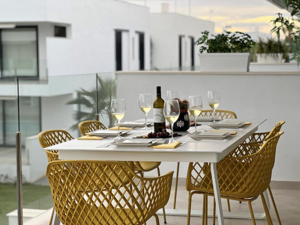 Outstanding 2 bed apartment with rooftop sea views photo 2