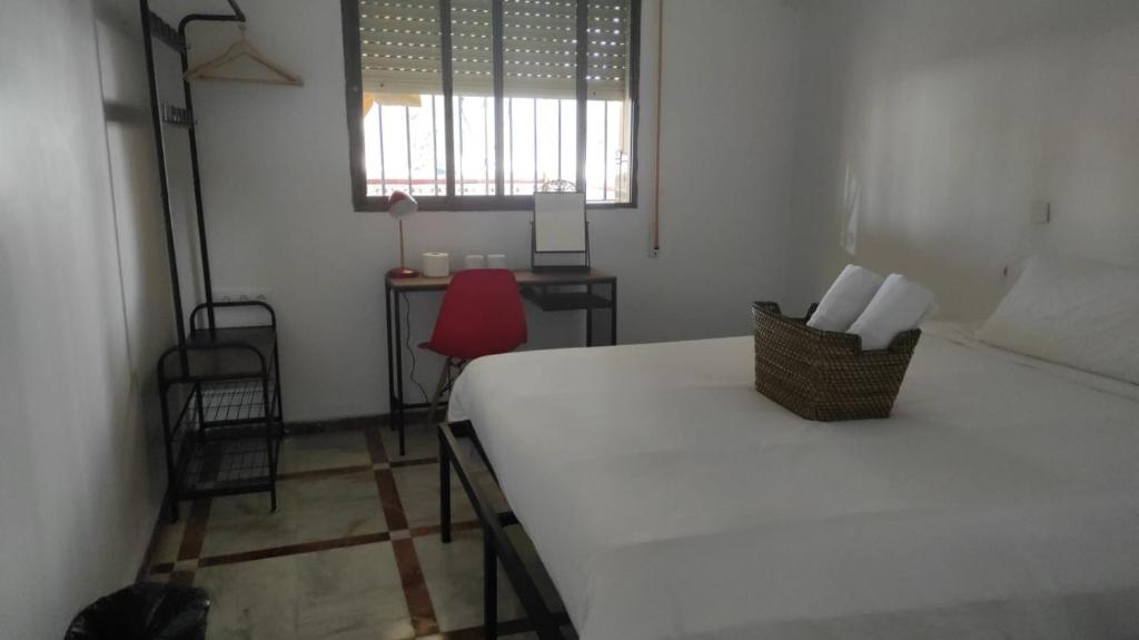 Convenient Rooms - Ferry, Train & Bus Station - Room Type - Double Room with Shared Bathroom