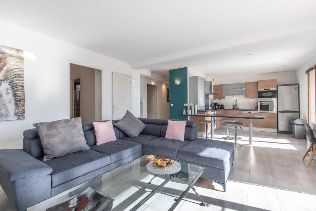 Quiet large 3-bedroom apartment with terrace, garden & incredible Mountain view photo 3