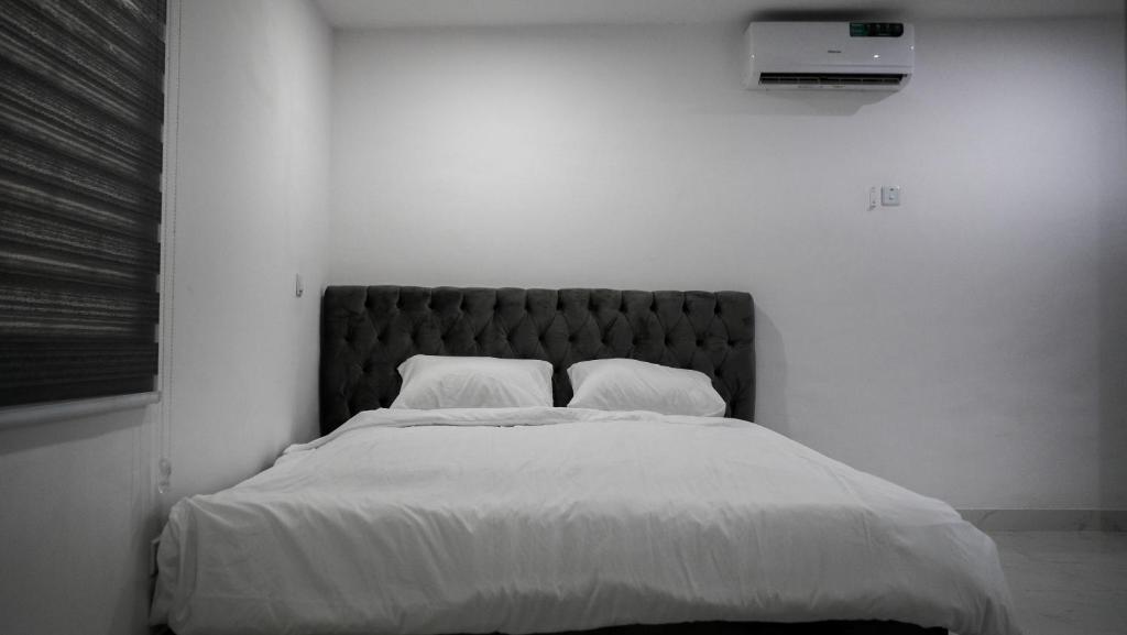 Charming & Cozy 1-BDR Apt - Mini Flat - 247 Power, Kitchen, Wi-Fi, DSTV, Netflix, 5 mins from the Airports photo 4