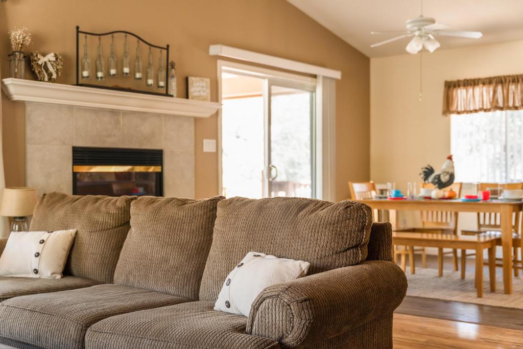 Lazy Squirrel - Cozy Family House with Full Game Room photo 1