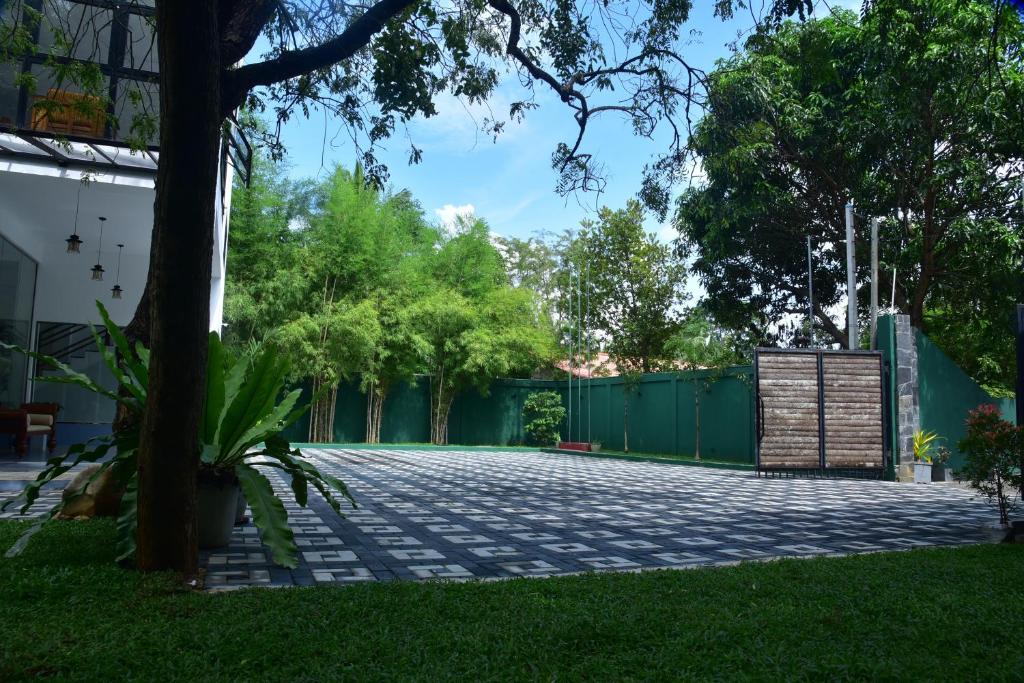 Eden Grand photo 2