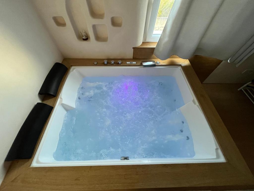 Casa Mediterranea con JACUZZI , CAMINETTO vista Mare Torre Guaceto
