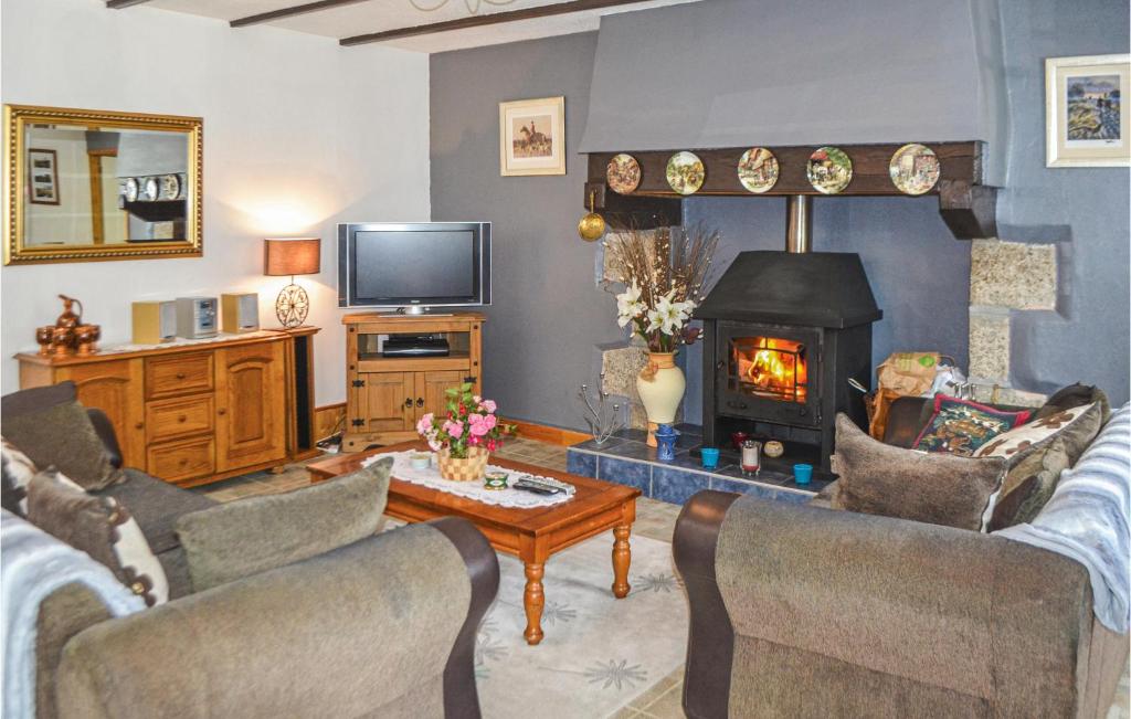 Amazing Home In Poullaouen With 3 Bedrooms photo 2