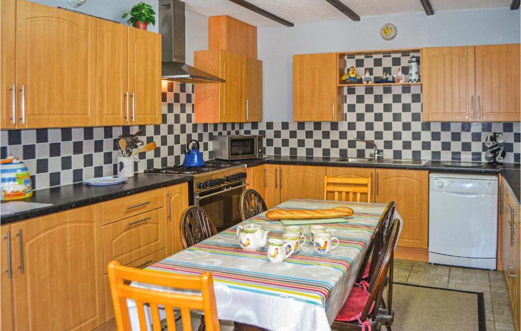 Amazing Home In Poullaouen With 3 Bedrooms photo 4