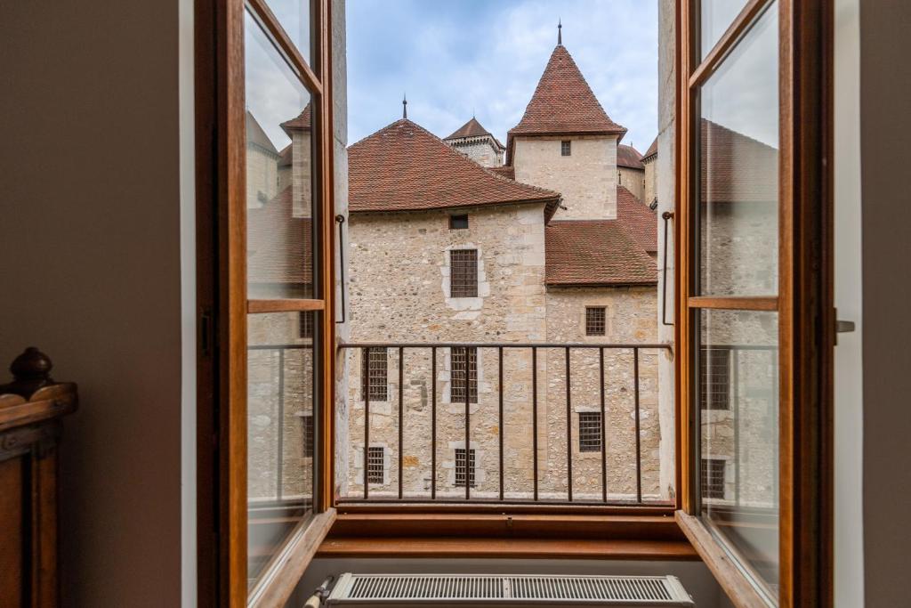 LES SUITES D'ANNICIACA - Hyper centre avec vue sur le chateau photo 3