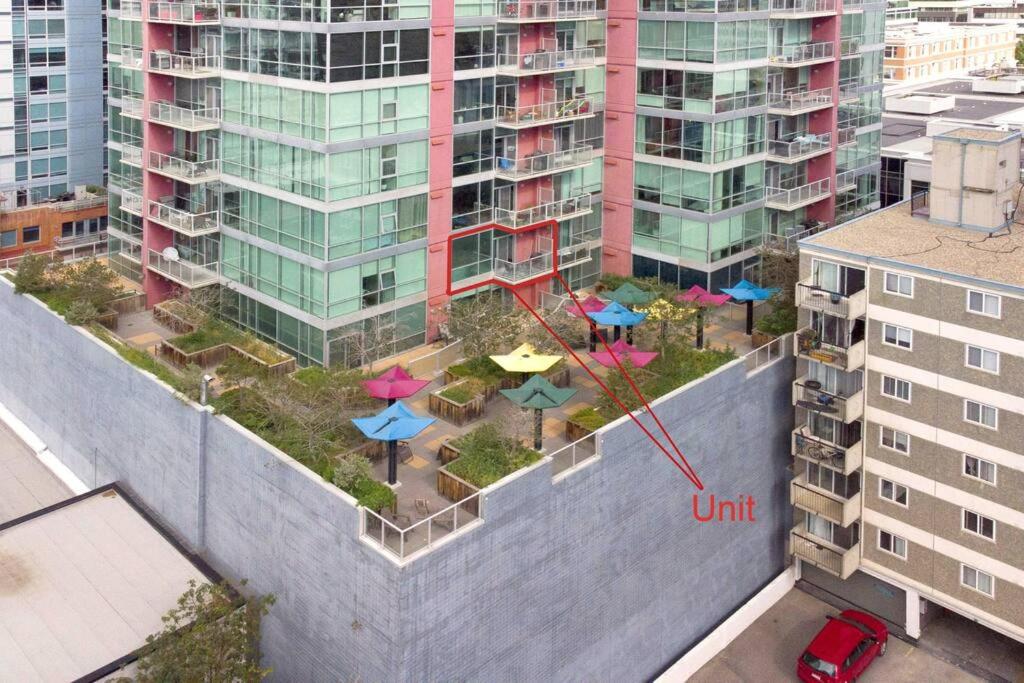 Stylish 1BR, Stampede & Free Parking by Doorbed - Tap to explore photos