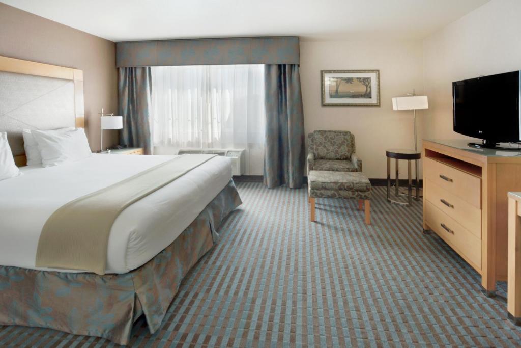 Holiday Inn Express Monterey - Cannery Row, an IHG Hotel photo 2